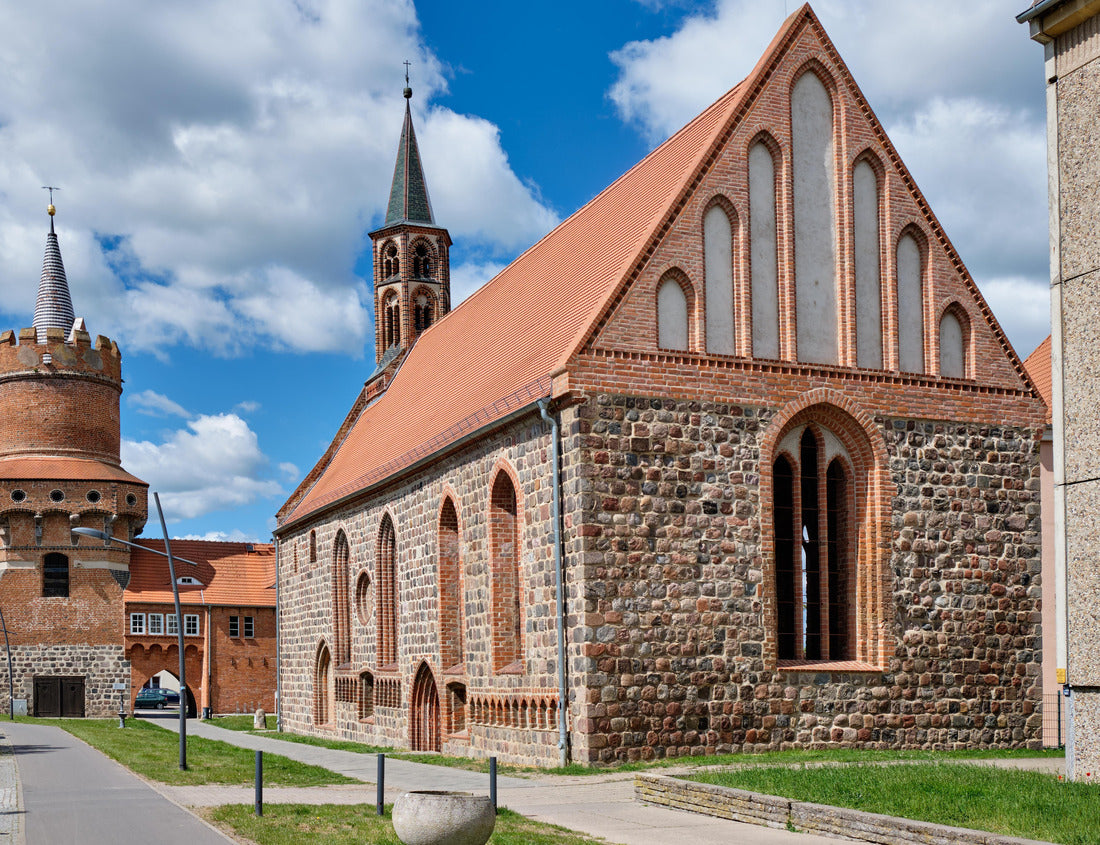 Noah Jigsaw Puzzle Historical architectural ensemble: former “Heilig-Geist-Kapelle” and “Mitteltor” gate tower in Prenzlau 1000 pieces