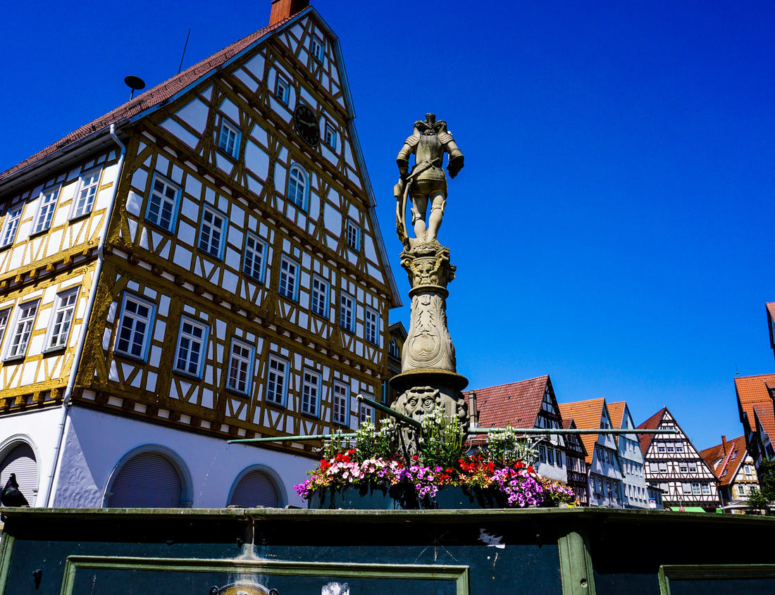 Noah Jigsaw Puzzle Image of a fountain and statue on the historic market square in the old town of Leonberg on a beautiful summer day with a clear blue sky. In the background you can see the colorful half-timbered house 1000 pieces