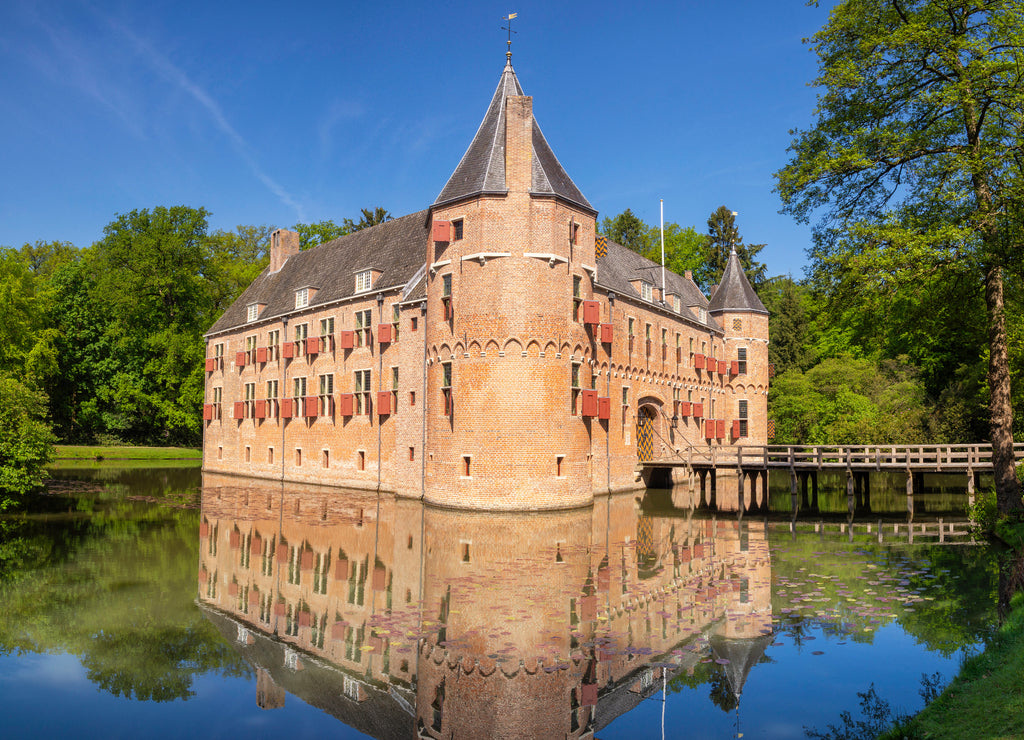 Monumental castle in Apeldoorn surrounded by a moat