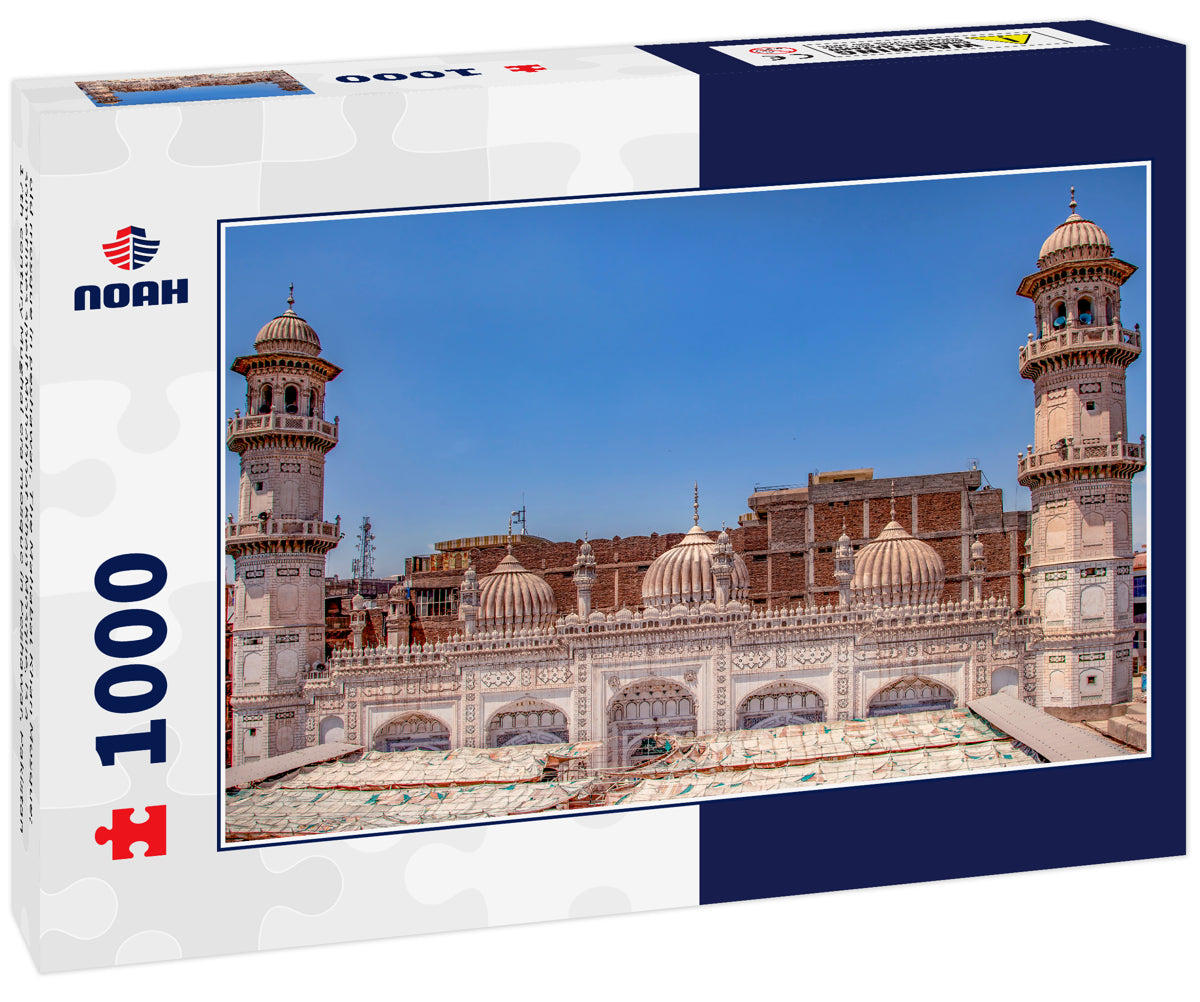 old mosque in peshawar, The Mahabat Khan Mosque; sometimes spelt Mohabbat Khan Mosque, is a 17th-century Mughal-era mosque in Peshawar, Pakistan