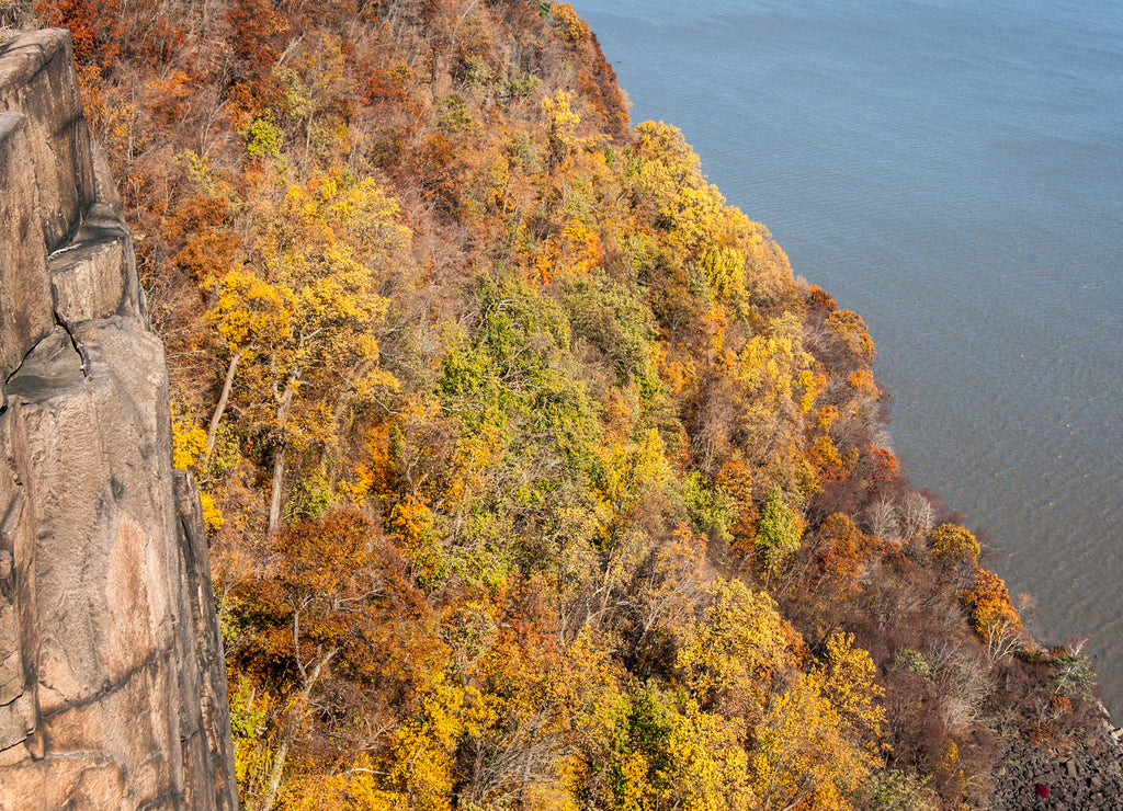 USA, New Jersey, Hudson River Basin, Alpine Lookout on the Hudson River Palisades in the fall