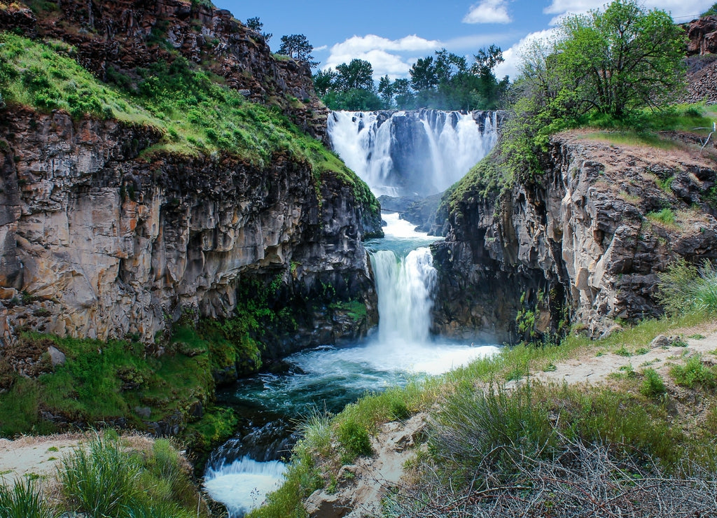One of the most spectacular waterfalls in Oregon, White River falls, in beautiful sunny day