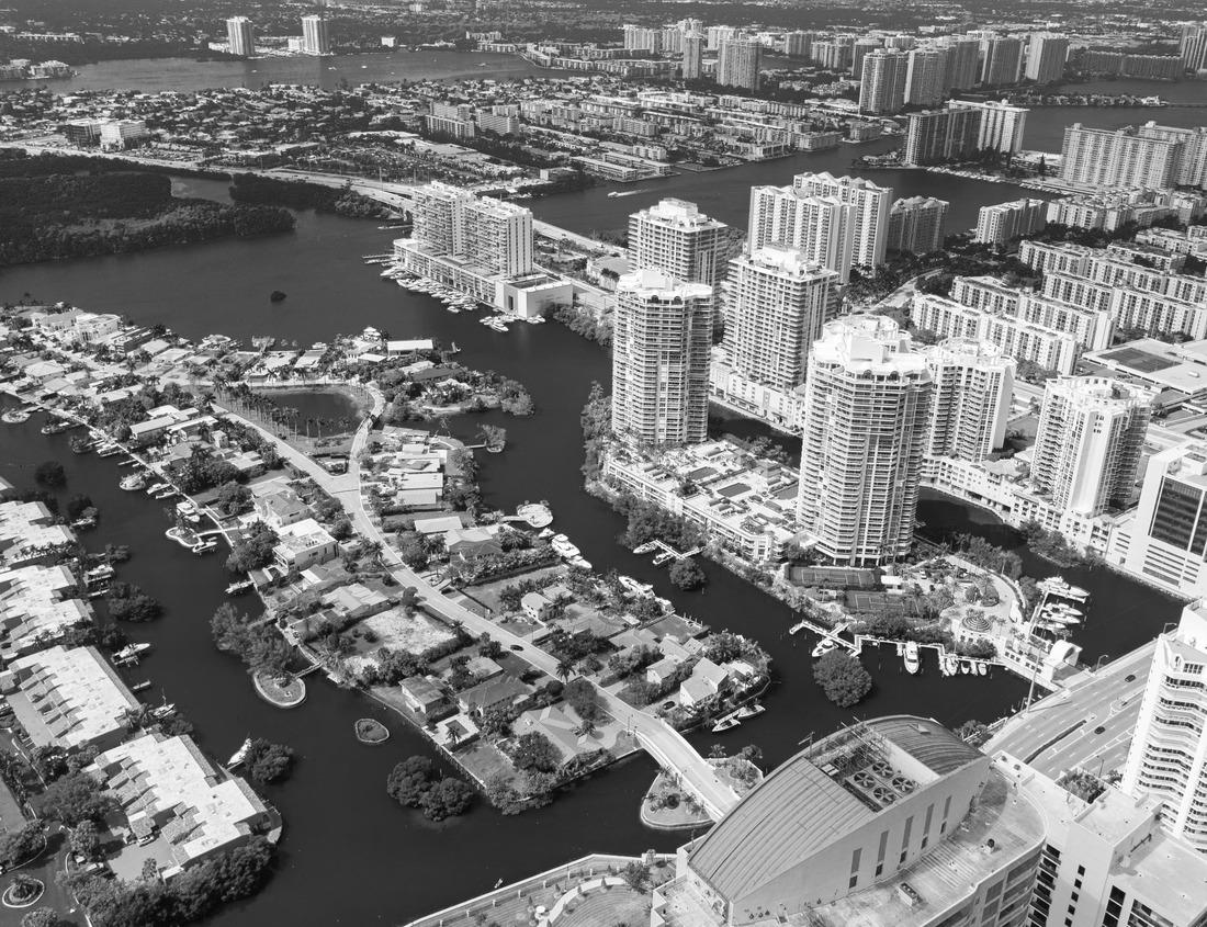 Noah Jigsaw Puzzle Morioka Castle Park in autumn, Morioka city, Iwate, Japan in black white 1000 pieces