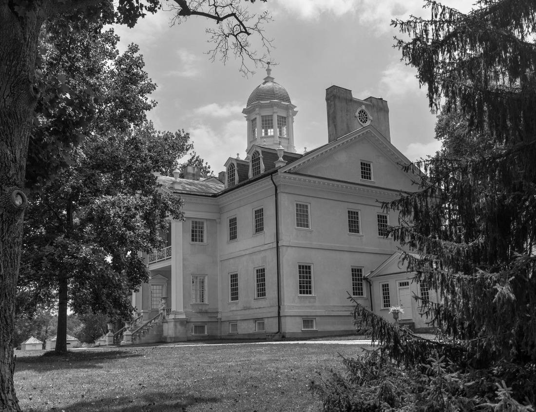 Noah Jigsaw Puzzle Historical architectural ensemble: former “Heilig-Geist-Kapelle” and “Mitteltor” gate tower in Prenzlau in black white 1000 pieces