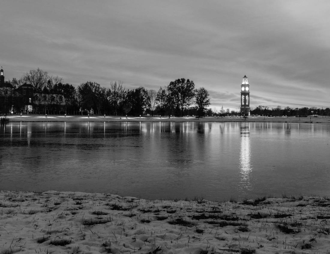 Noah Jigsaw Puzzle Gorgeous sunset at Pura Ulun Danu Bratan temple in Bali in black white 1000 pieces