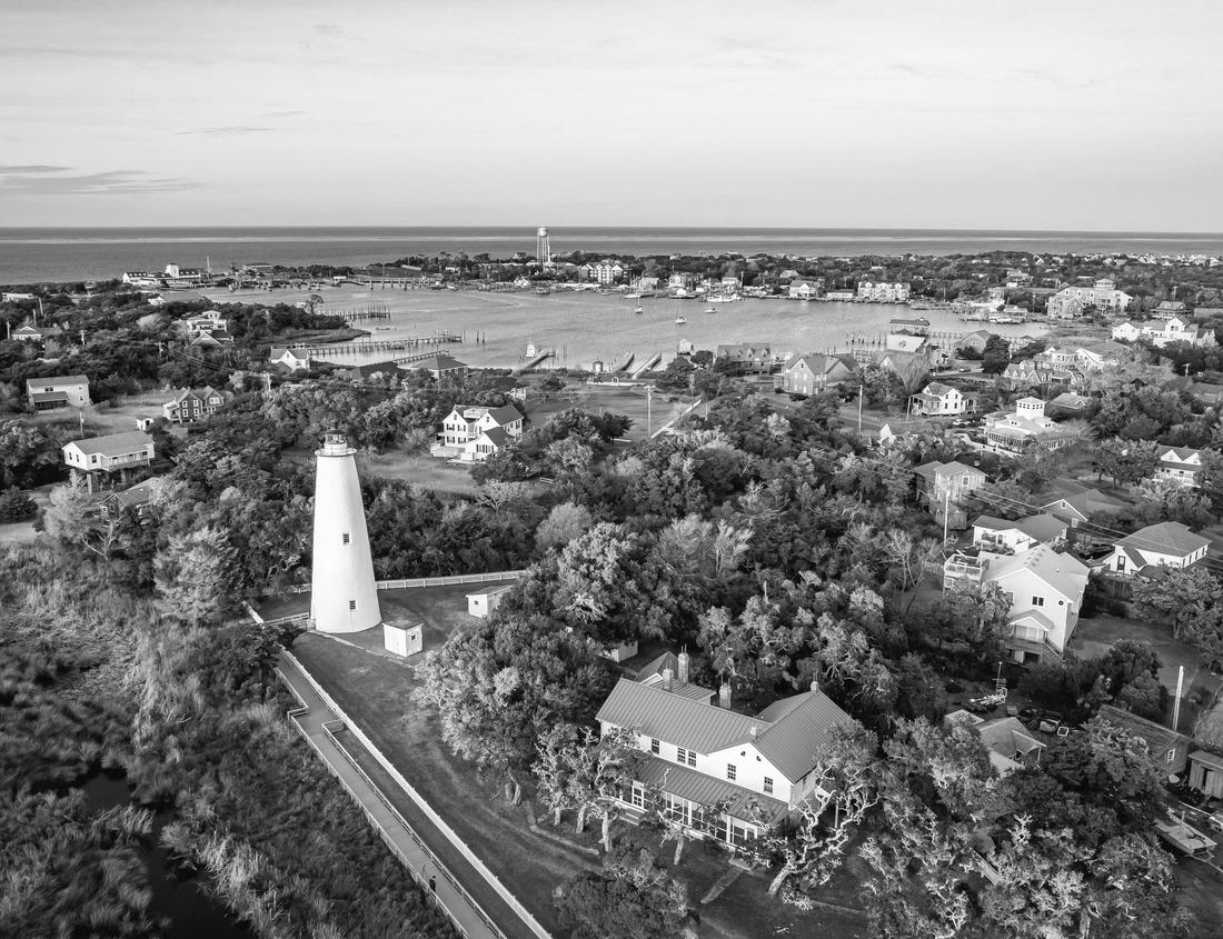 Noah Jigsaw Puzzle New pedestrian bridge in Namur (Belgium) over the river to this beautiful old architecture house in black white 1000 pieces