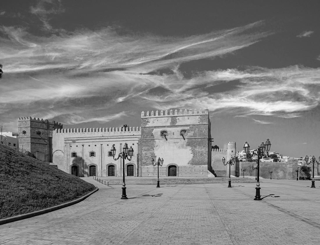 Noah Jigsaw Puzzle Aerial view of Chicago downtown skyline at sunrise with sun rays. Morning light over the city on Lake Michigan in black white 1000 pieces