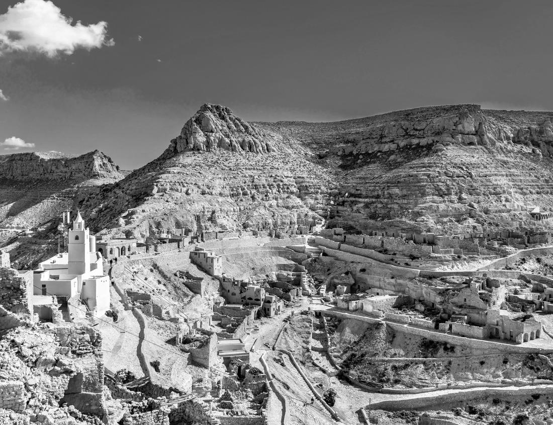 Noah Jigsaw Puzzle Mountain valley in Yukon, near Mount Logan in black white 1000 pieces