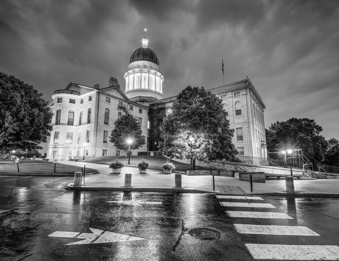 Noah Jigsaw Puzzle Market Station in Leesburg, Virginia in black white 1000 pieces