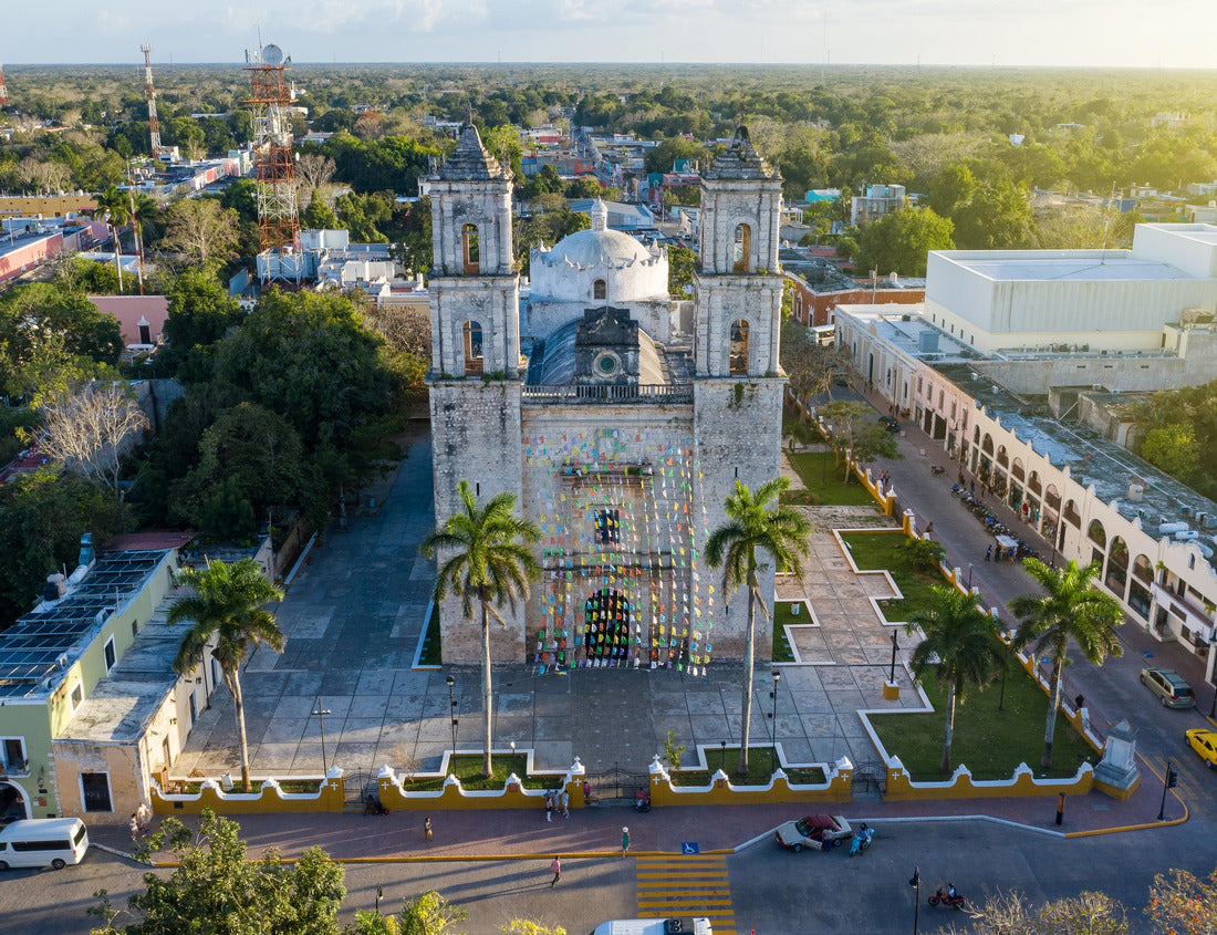 Noah Jigsaw Puzzle Iglesia de San Servacio cathedral in Valladolid Mexico. Main square of the city. Symmetrical aerial view, camera zooms in on the cathedral between the towers. Valladolid Mexico 1000 pieces