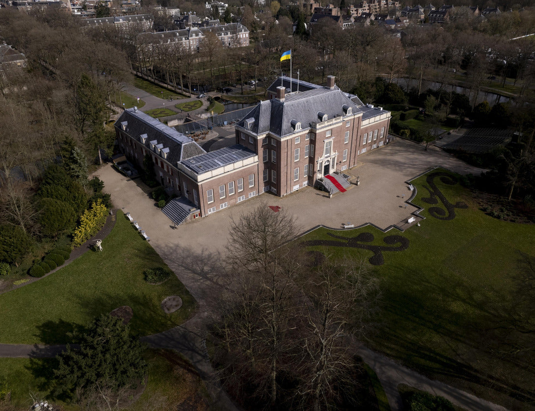Noah Jigsaw Puzzle Manor Slot Zeist Castle surrounded by green park and urban landscape in the background 1000 pieces