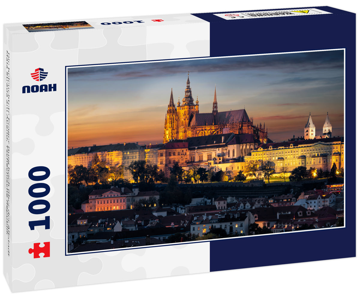 Die beleuchtete Prager Burg hoch über der Altstadt Mala Strada am Abend, Tschechische Republik