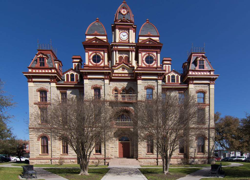 triangular sidewalk surrounding the courthouse in Lockhart Texas