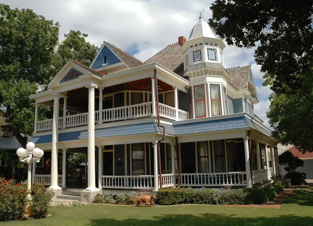 hisdtorical vctorian house in granbury, texas