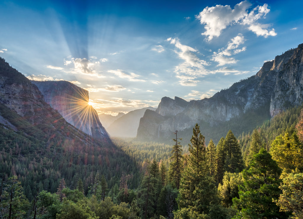 Sunrise at the tunnel View vista point at Yosemite National Park
