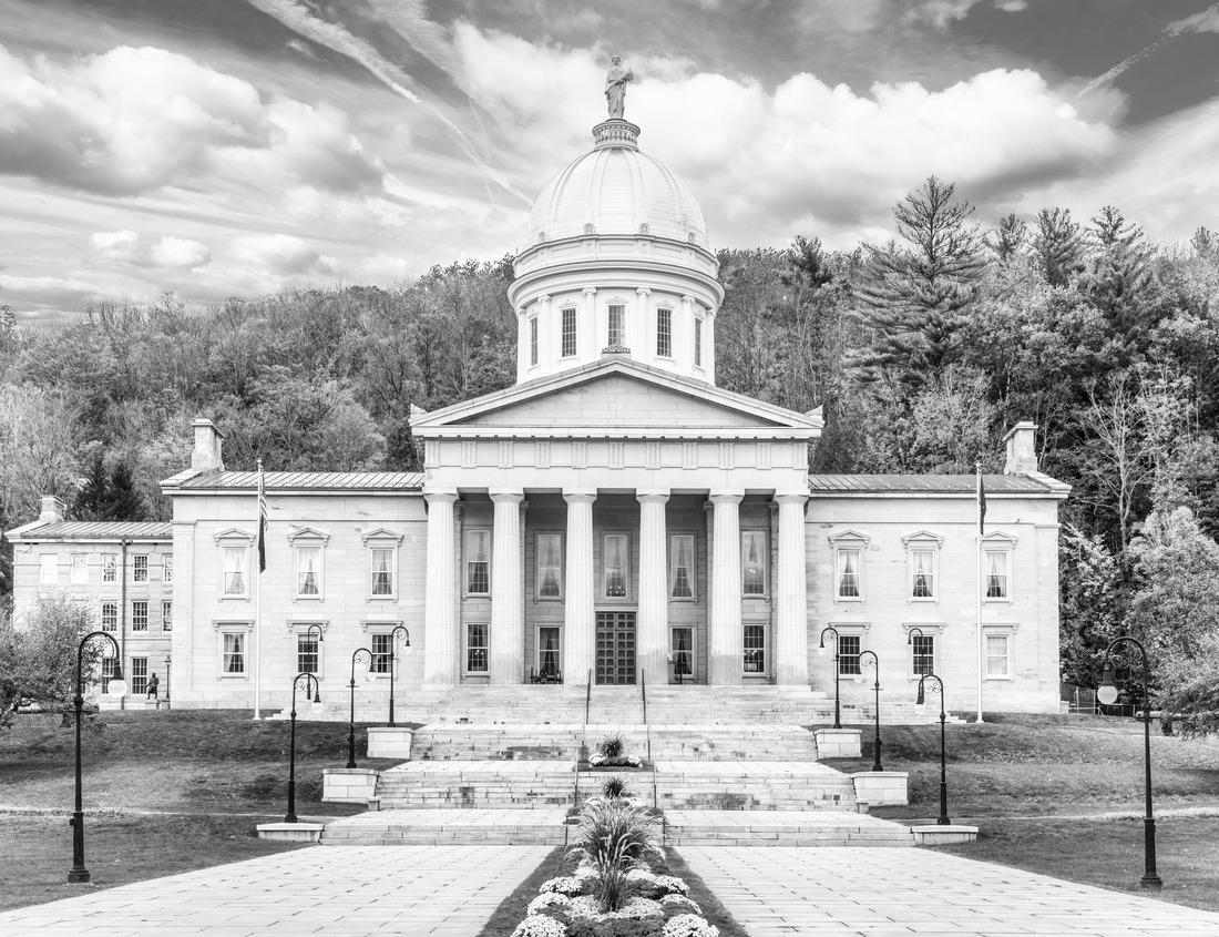 Noah Jigsaw Puzzle Downtown Amsterdam - Amstel river, old houses and a bridge. Beautiful view of the famous city of Amsterdam in black white 1000 pieces
