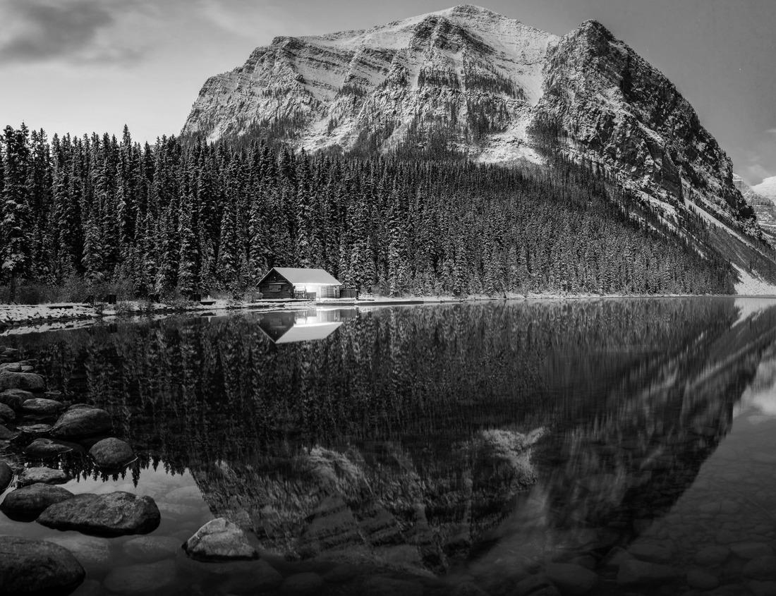 Noah Jigsaw Puzzle Brussels, Belgium Cityscape at the Palais de Justice at dusk in black white 1000 pieces