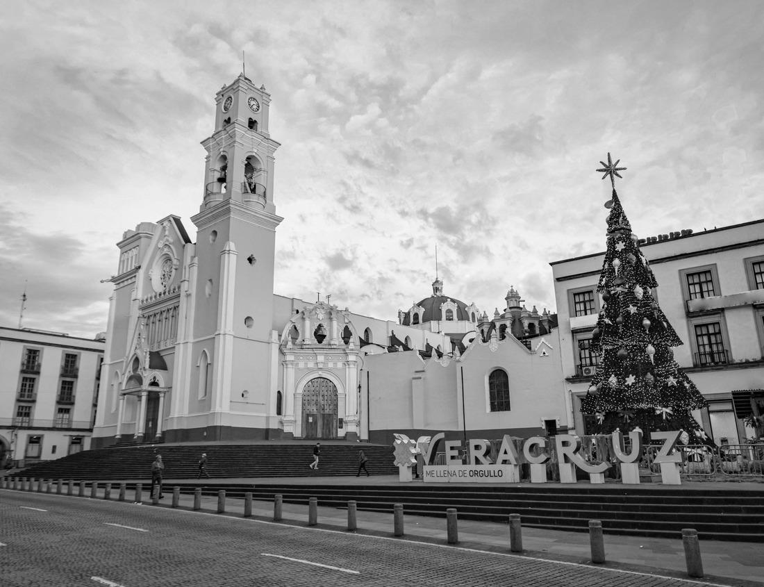 Noah Jigsaw Puzzle Autumnal city of Mannheim, Baden-Württemberg, Germany. Friedrichsplatz with the Mannheim Water Tower in the foreground in black white 1000 pieces