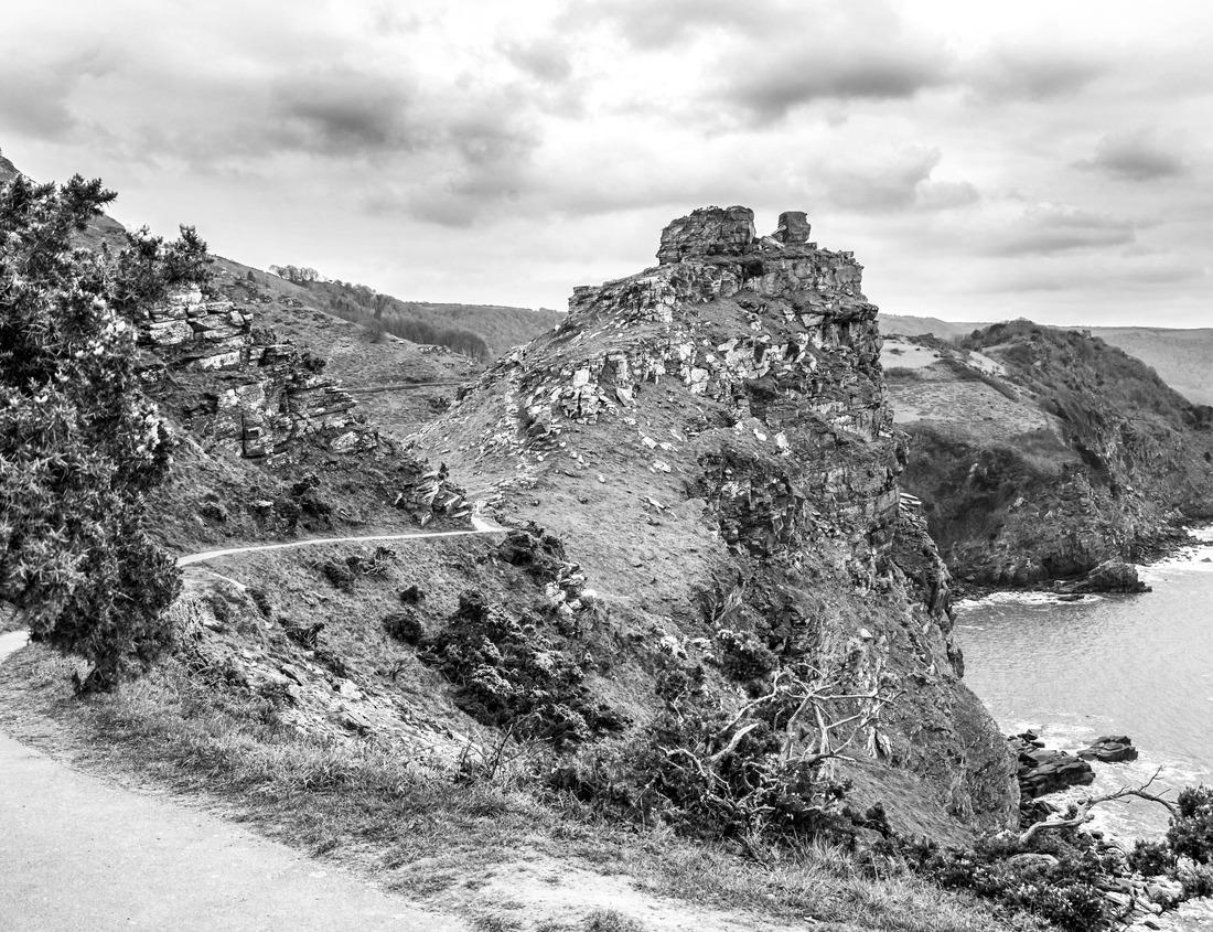 Noah Jigsaw Puzzle Manawaiopuna waterfall aka Jurassic Falls in Hanapepe Valley in the center of Kauai island, Hawaii in black white 1000 pieces