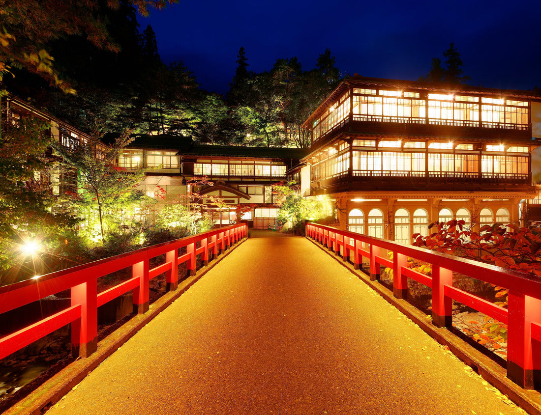 Noah Jigsaw Puzzle Located by a red bridge and lit up in the blue evening twilight, the historic main building in Shima-Onsen, Gunma, known as the oldest hot spring hotel in Japan 1000 pieces