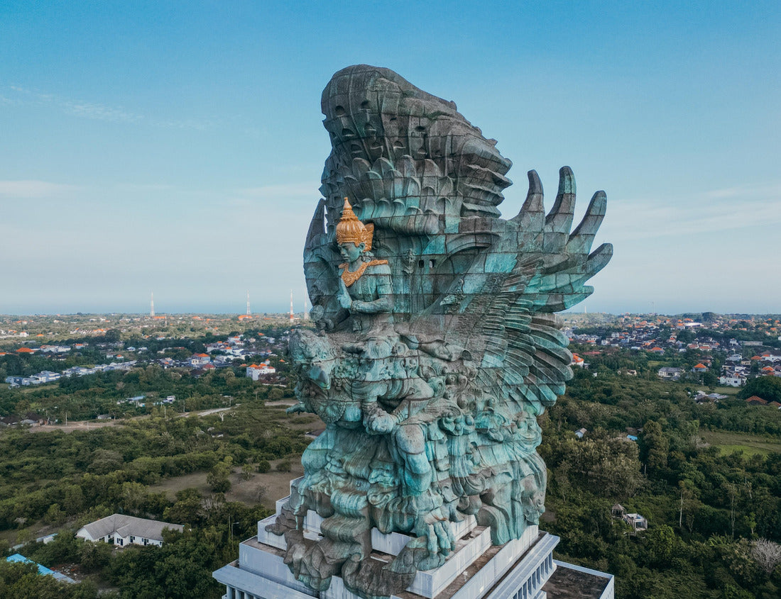 Noah Jigsaw Puzzle Garuda Visnu Kencana statue is a 122-meter tall statue located in Garuda Wisnu Kencana Cultural Park, Bali, Indonesia 1000 pieces