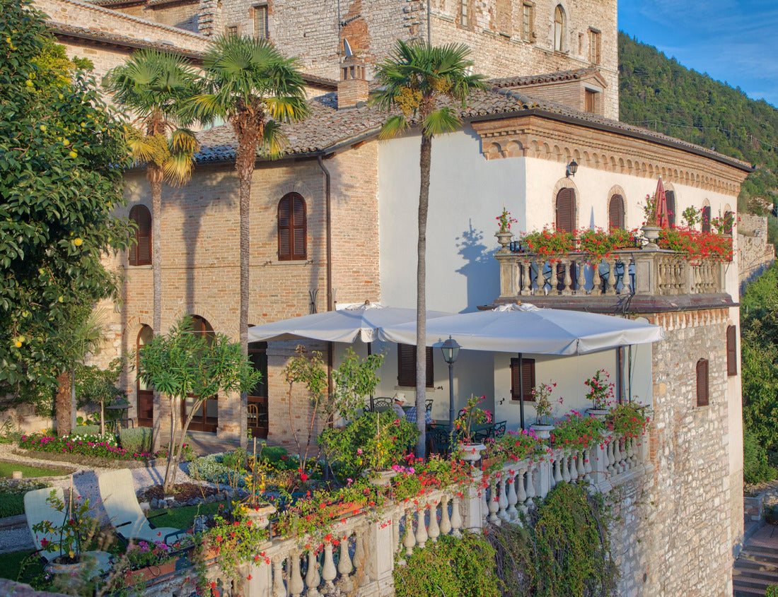 Noah Jigsaw Puzzle Italy, Schumbrien. Evening light on flower-decorated buildings overlooking the medieval town of Gubbio 1000 pieces