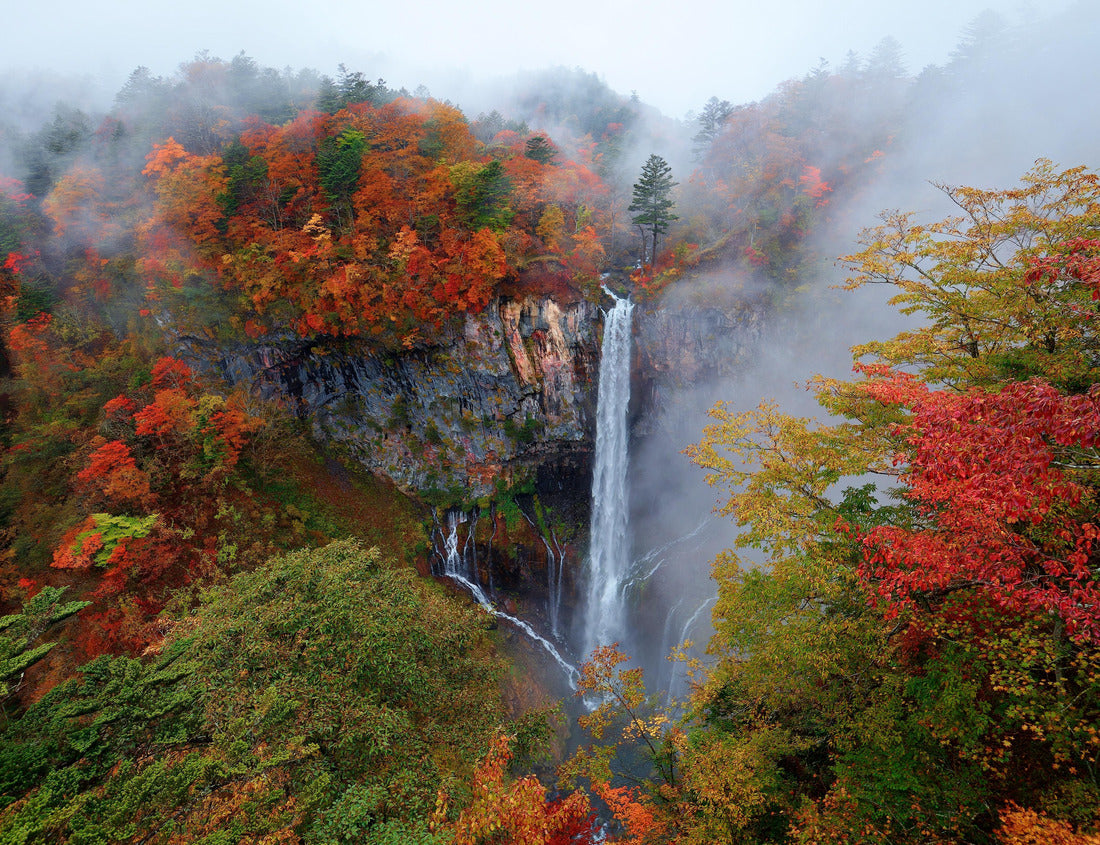 Noah Jigsaw Puzzle A panoramic view of the beautiful colors of autumn and the Kegon Falls, which falls from Lake Chuzenji at the foot of Mount Nantai in Nikko National Park, Tochigi, Japan 1000 pieces