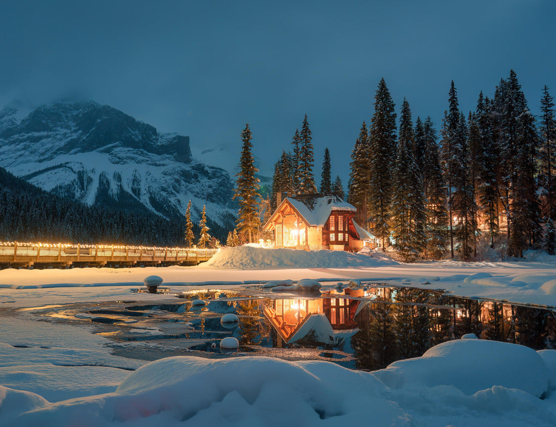 Noah Jigsaw Puzzle Beautiful view of Emerald Lake with snow-covered cabin nestled in rocky mountains and pine forest in Yoho National Park, British Columbia, Canada 1000 pieces