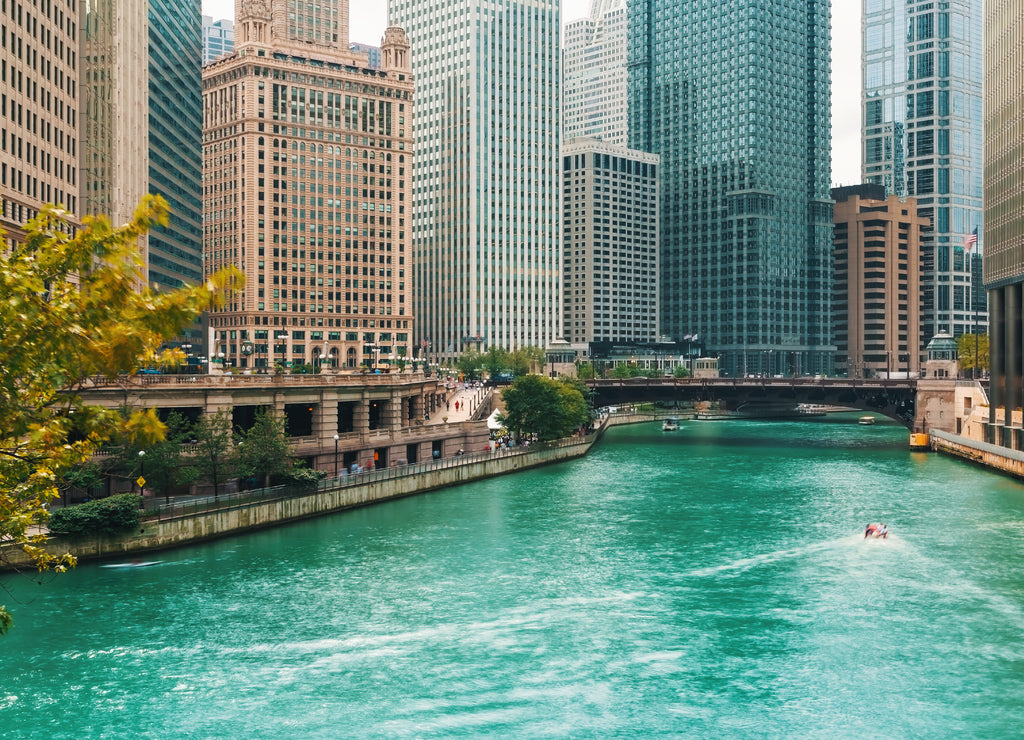 Chicago River with boats and traffic in Downtown Chicago