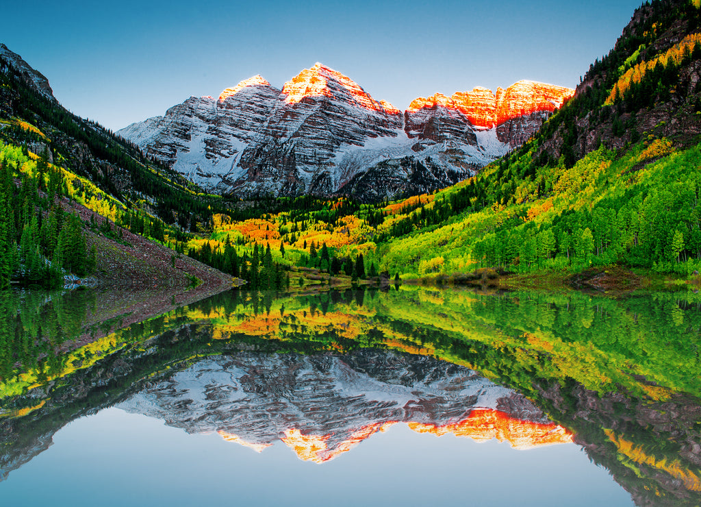 Sunrise at Maroon bells lake, Colorado