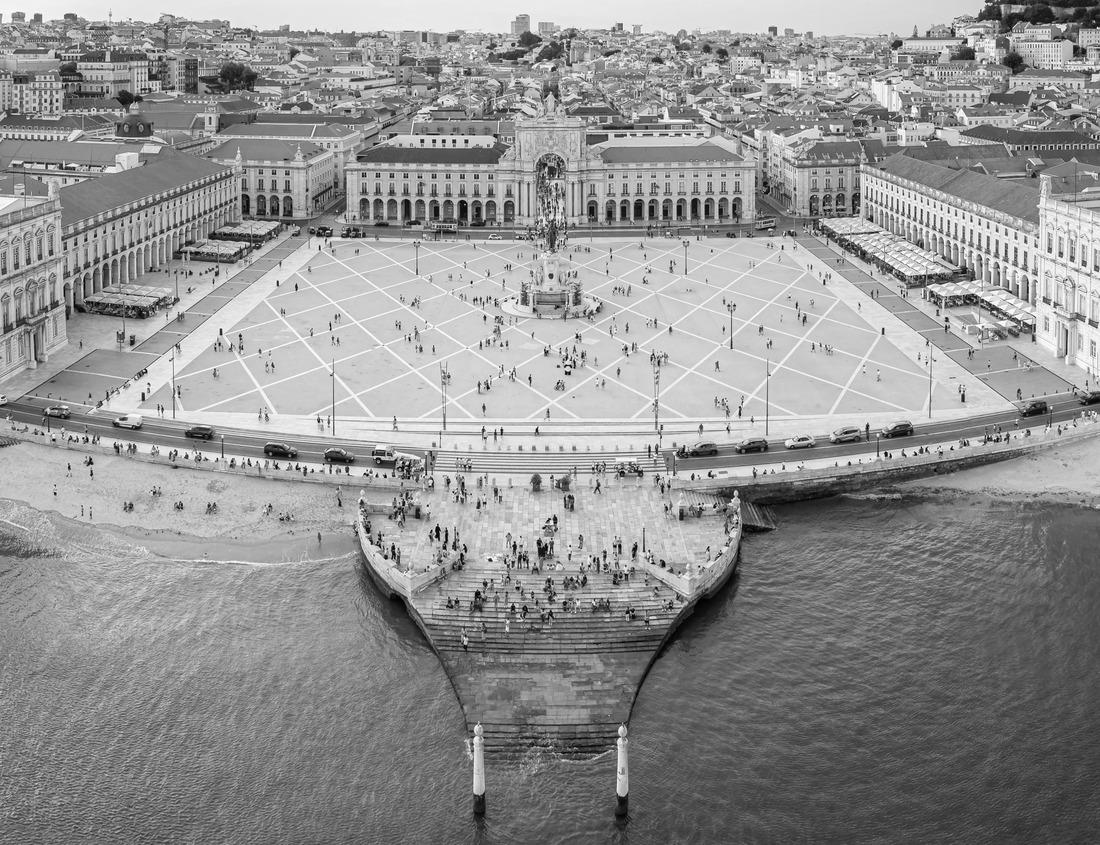 Noah Jigsaw Puzzle Elegant watercourse in nature. Uganda wildlife, Africa. Elephant in the rain, Victoria Nile Delta. Elephant in Murchison Falls NP, Uganda. Large mammal in green grass, forest vegetation in black white 1000 pieces