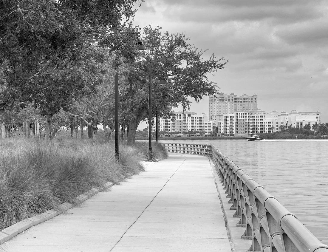 Noah Jigsaw Puzzle Kansas City skyline by night, viewed from Penn Valley Park. Kansas City is the largest city in Missouri in black white 1000 pieces