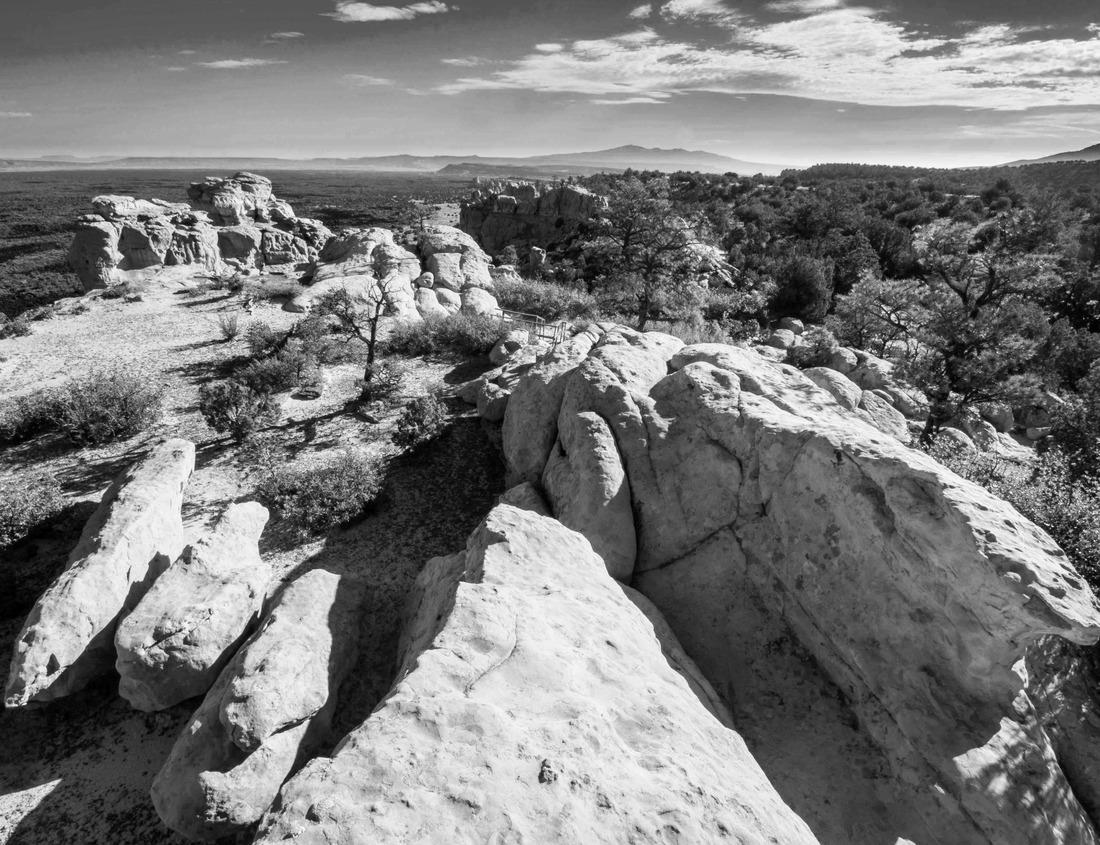 Noah Jigsaw Puzzle Bari - promenade with theater in the morning light in black white 1000 pieces