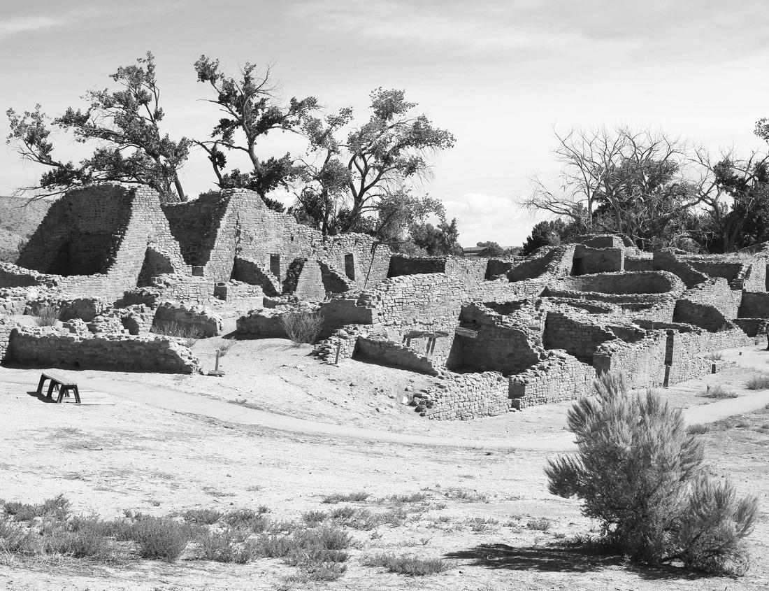 Noah Jigsaw Puzzle Castle and church Uster in Uster Switzerland in black white 1000 pieces