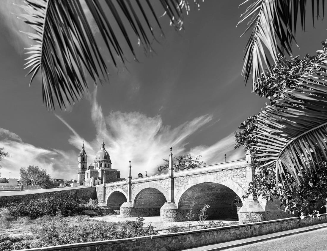 the beautiful Ronneburg Castle during cloudy day, entire castle with meadow in front, low angle view Germany 1000pc PuzzleBlack and White