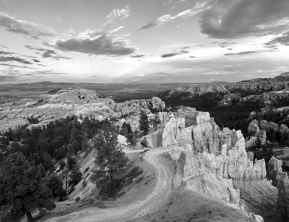 Noah Jigsaw Puzzle Pulpit Rock view of Black Canyon des Gunnison National Park, in Montrose County, Colorado, United States. A rocky landscape leads to the canyon, whose narrow Gunnison River lies far below in black white 1000 pieces