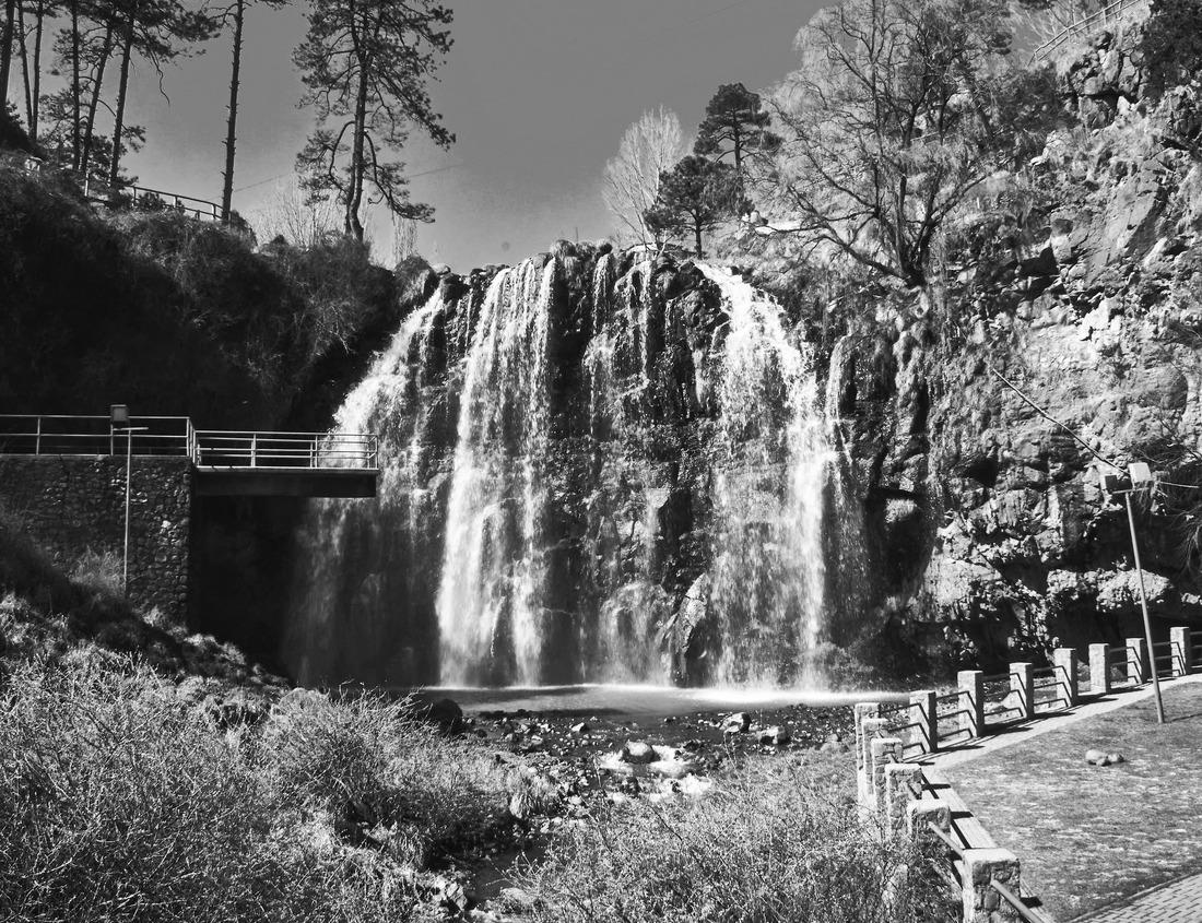 Noah Jigsaw Puzzle Winter landscape of a frozen river reflecting the icy blue sky, surrounded by snow-covered trees in Mölndal, Sweden in black white 1000 pieces
