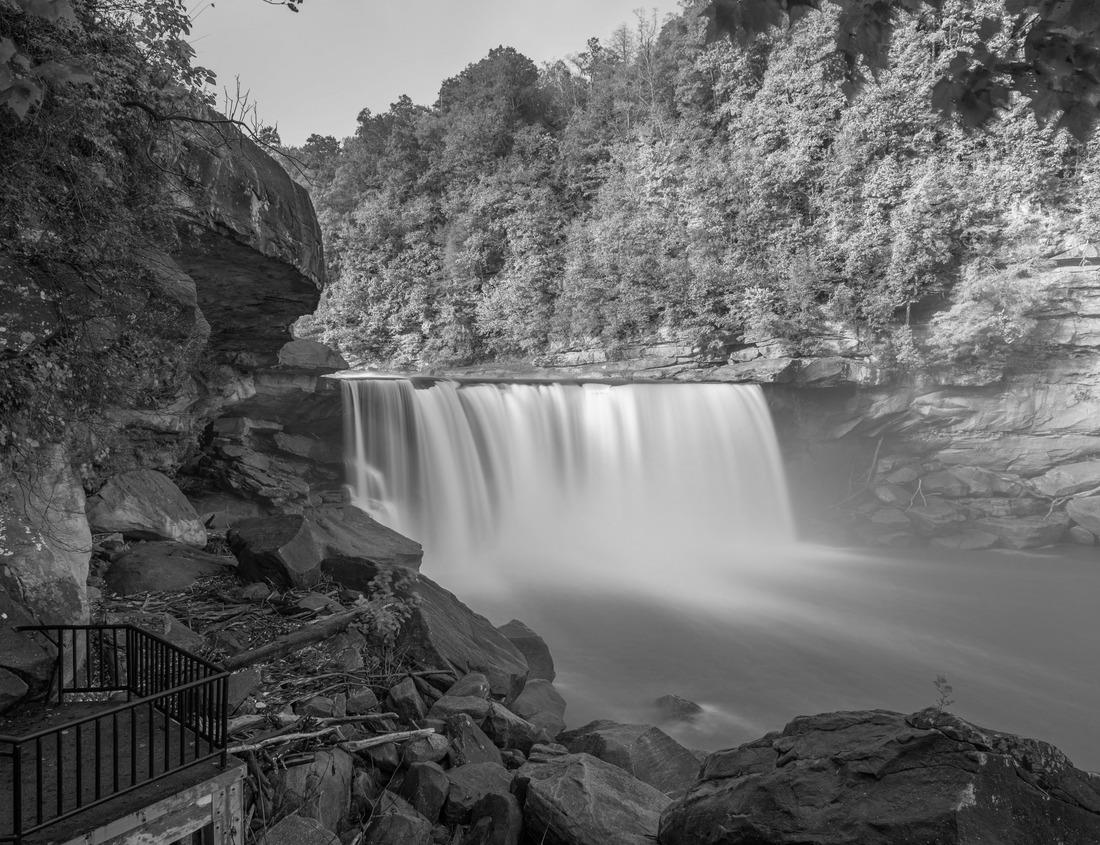 Noah Jigsaw Puzzle Statue of Liberty on background of Manhattan during a good day in black white 1000 pieces