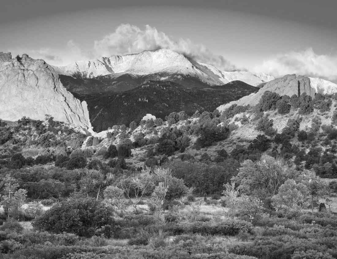 Noah Jigsaw Puzzle Old city of Zug, Switzerland in black white 1000 pieces