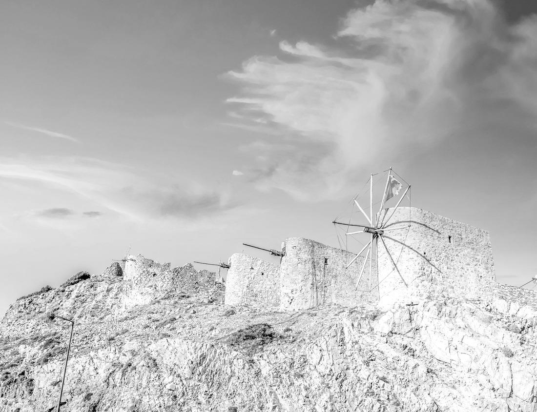 Noah Jigsaw Puzzle Scenic view of the famous Half Dome granite rock formation in the Yosemite National Park, Sierra Nevada mountain range in California, USA in black white 1000 pieces