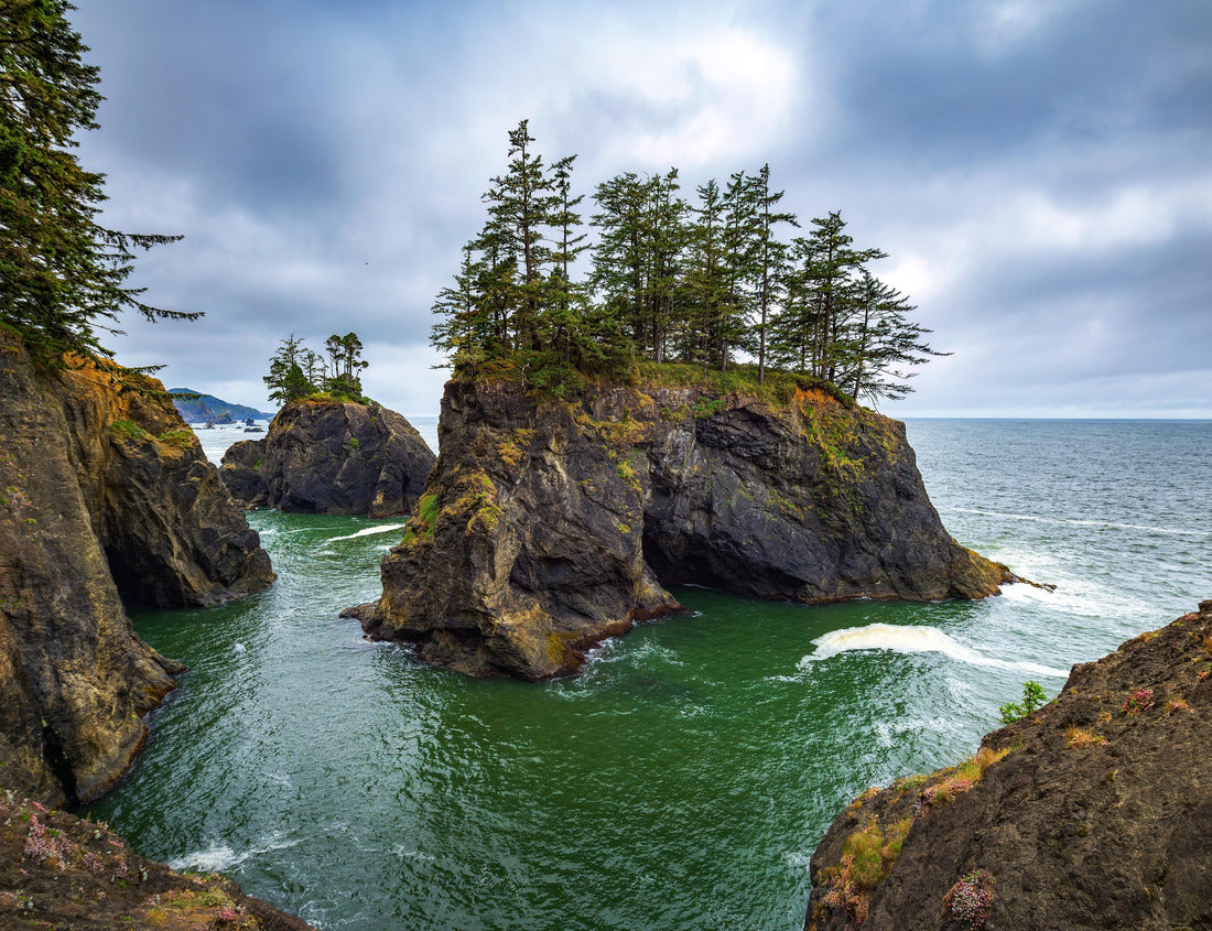 Samuel H. Boardman State Scenic Corridor in Oregon, USA. Majestic sea stacks and dense forests dominate the landscape at Samuel H. Boardman State Park, offering a glimpse into Oregon's natural beauty 1000pc Puzzle