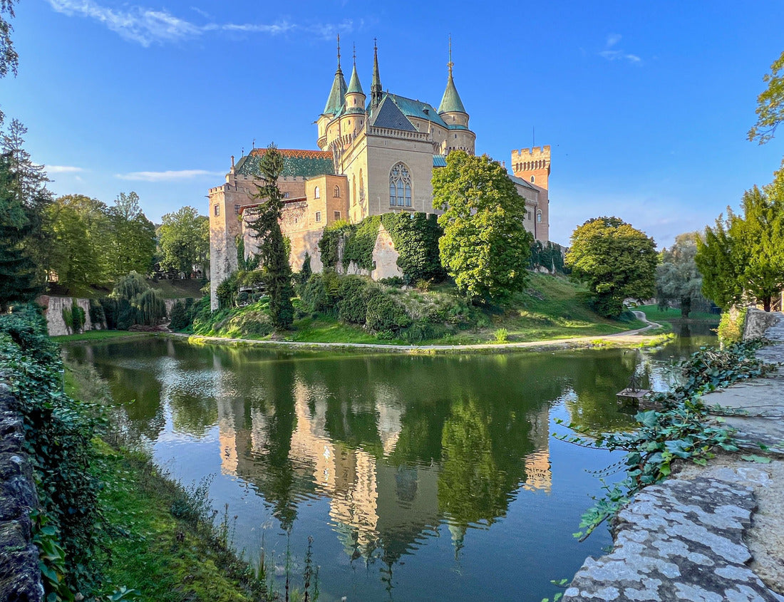 Noah Jigsaw Puzzle Fairy-tale Bojnice Castle in Slovakia, central Europe, owned by family of Palfi. Lake reflection 1000 pieces