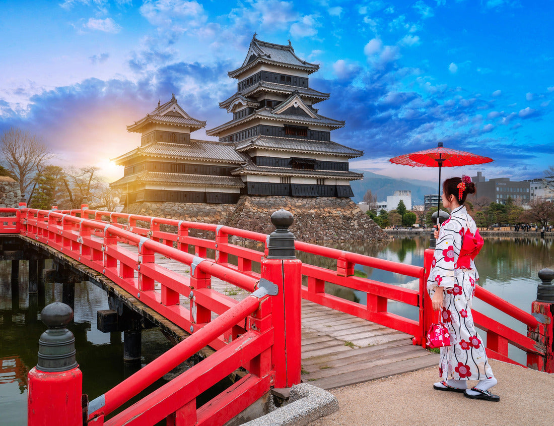 Noah Jigsaw Puzzle Japanese girl in traditional japanese kimono among Matsumoto Castle is one of the most complete and beautiful among Japan's original castles 1000 pieces