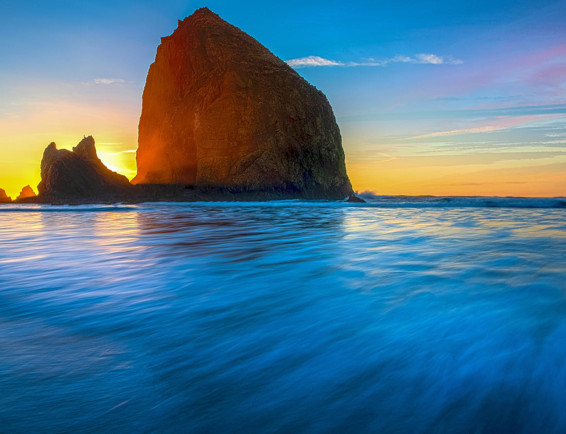 Noah Jigsaw Puzzle Haystack Rock is a 235 ft-tall sea stack in Cannon Beach, Oregon and is one of Oregon's most recognizable landmarks, home to colorful tidepools and diverse birdlife 1000 pieces