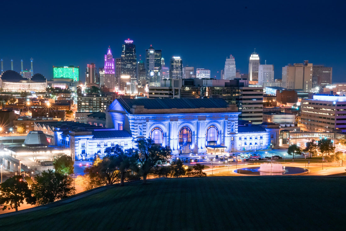 Noah Jigsaw Puzzle Night city skyline of Kansas City, Missouri with Union Station in the foreground 2000 pieces