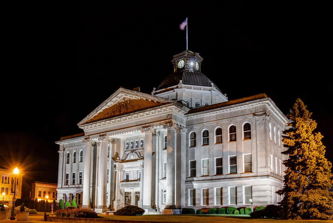 Noah Jigsaw Puzzle Boone County historic courthouse in Lebanon Indiana 2000 pieces