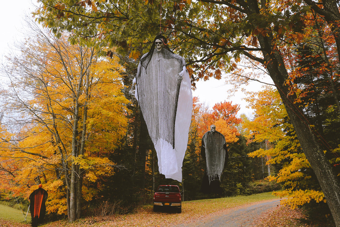 Outdoor Halloween decorations on the tree, Vermont 2000pc Puzzle