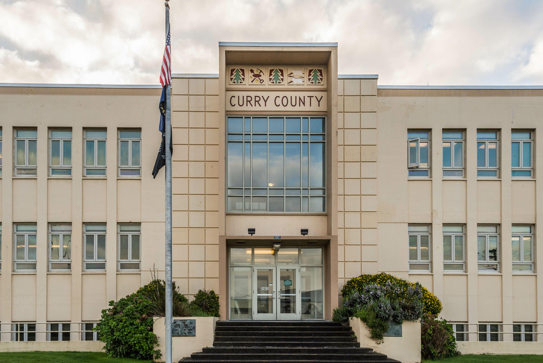 Noah Jigsaw Puzzle The Curry County courthouse in Gold Beach Oregon 2000 pieces