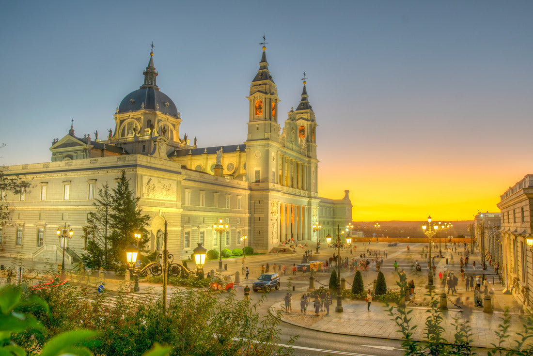 Sunset view of the Almudena cathedral in Madrid 2000pc Puzzle
