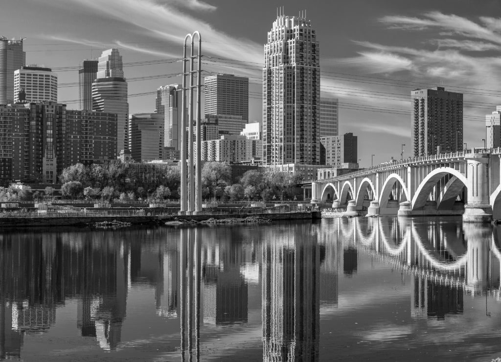 Minnesota, Minneapolis skyline, 3rd avenue stone arch bride in black white